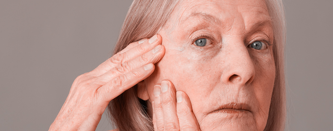 Donna over 60 che si scruta il viso – Proteggitidalfuocodistantonio.it