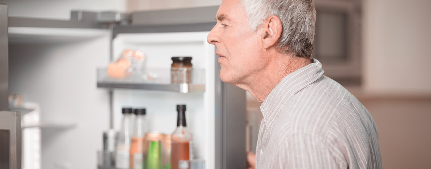 Uomo adulto che guarda nel frigorifero – proteggitidalfuocodisantantonio.it